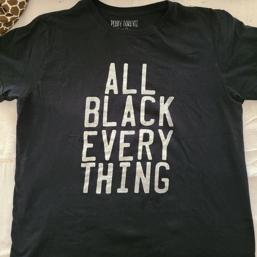 Tshirt "all black everything " slogan